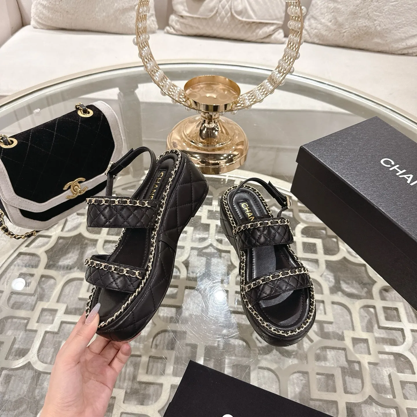 👟👟Ex-factory price 600👟👟 𝐂𝐇𝐀𝐍𝐄𝐋 | Xiaoxiang 25𝐬𝐬 🦋2025 Spring and Summer New Products Counter Classic Xiaoxiang Double C Diamond Chain Slippers Series New〰 🍬 The absolute best in the BS fashion circle. Matching will perform meticulously Minimalist, classic elements that will never fade away 💋 Show unique dressing style, too beautiful to say anything. A must-have for summer... Upper: Original high-customized lambskin Lining: Imported mixed sheepskin lining Outsole: Original molded non-slip outsole Shoe size: 35-39 (34.40.41.42 customization is not returnable)